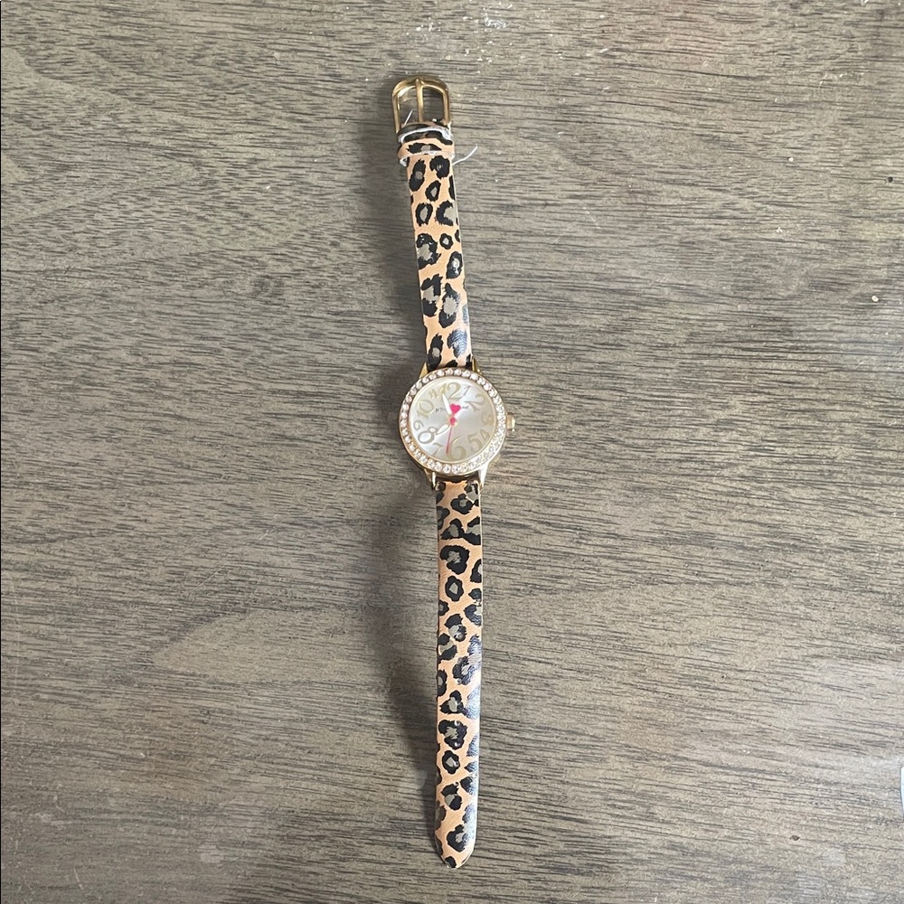 Elegant Leopard Print Women's Watch with Gold Accents